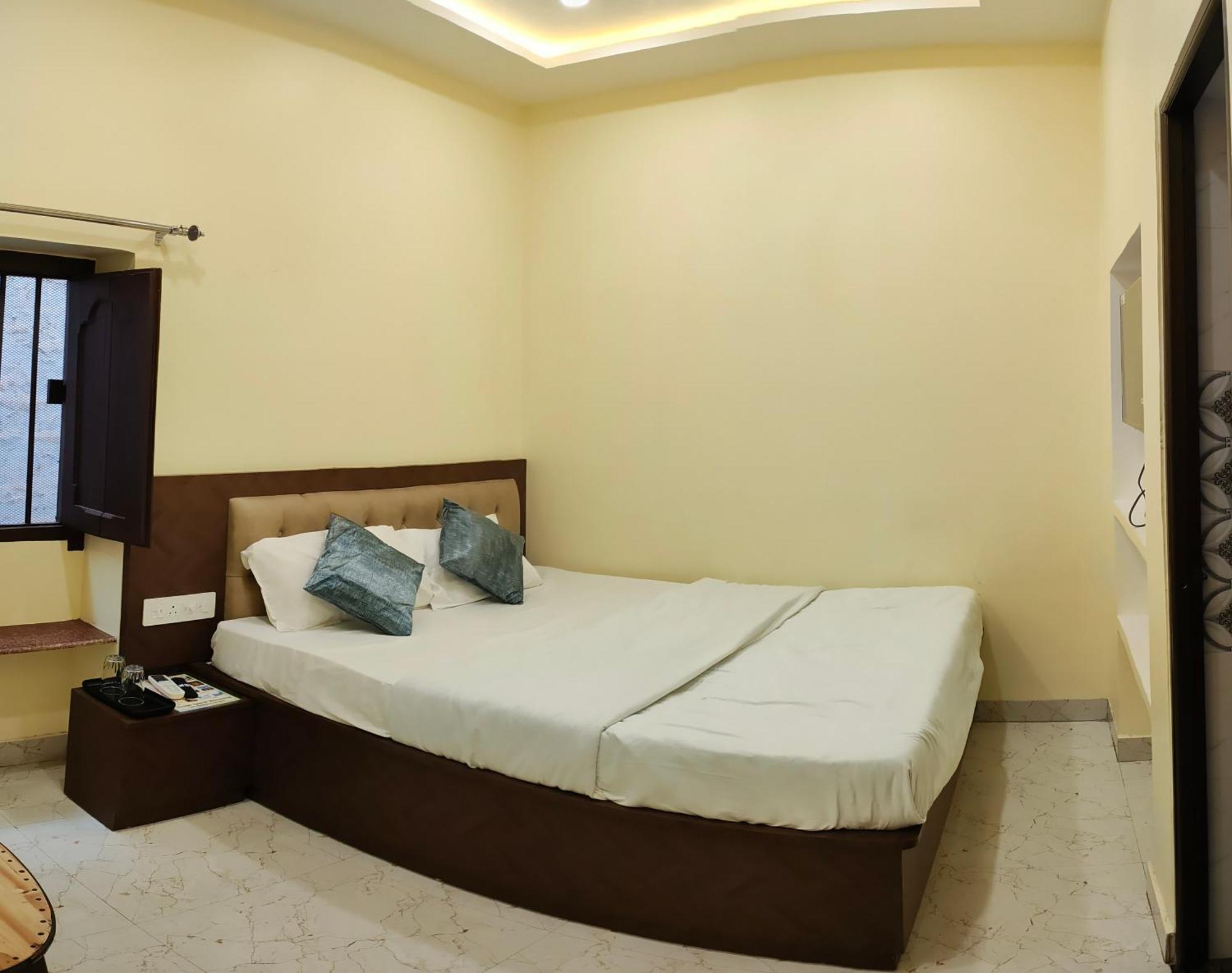 Ganga Sparsh Hotel - Varanasi — Photos 1